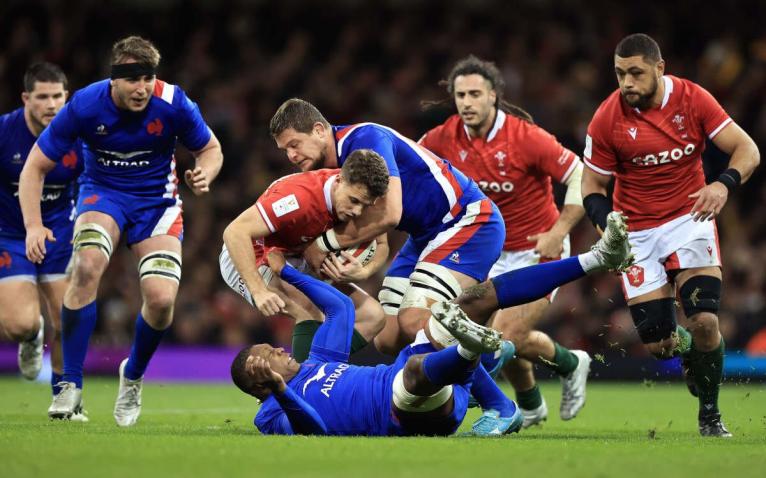 Toulouse's Anthony Jelonch receives a yellow card from referee Chris  News Photo - Getty Images