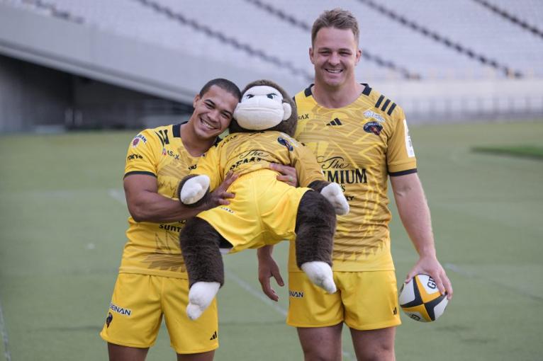Cheslin Kolbe and Sam Cane