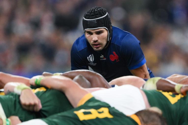 Antoine Dupont portant un casque