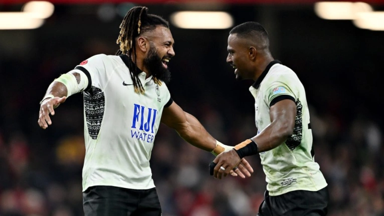 Waisea Nayacalevu de Fiji celebra la victoria con su compañera de equipo Jiuta Wainiqolo