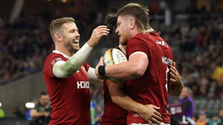 Joe McCarthy (R) de los leones británicos e irlandeses celebra con compañeros de equipo <a href =