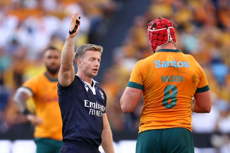 Christophe Ridley habla con Harry Wilson