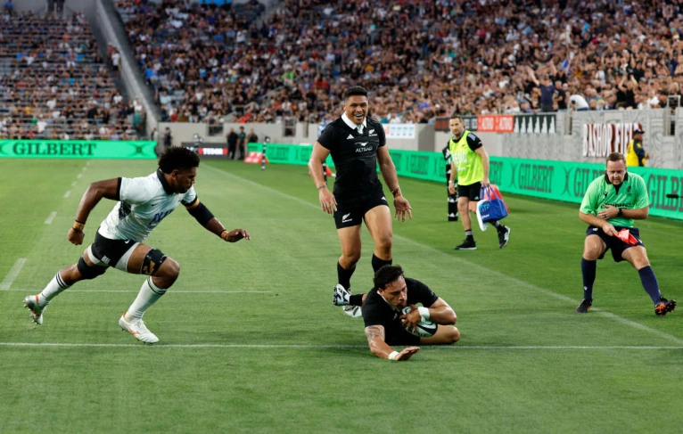 Billy Proctor anota para Nueva Zelanda contra Fiji