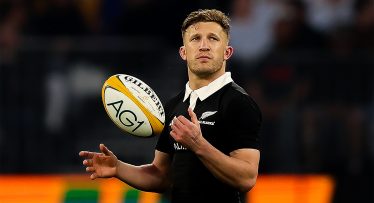 'You guys just pile s*** on players': Ex-Wallaby weighs in on 'easy target' Damian McKenzie