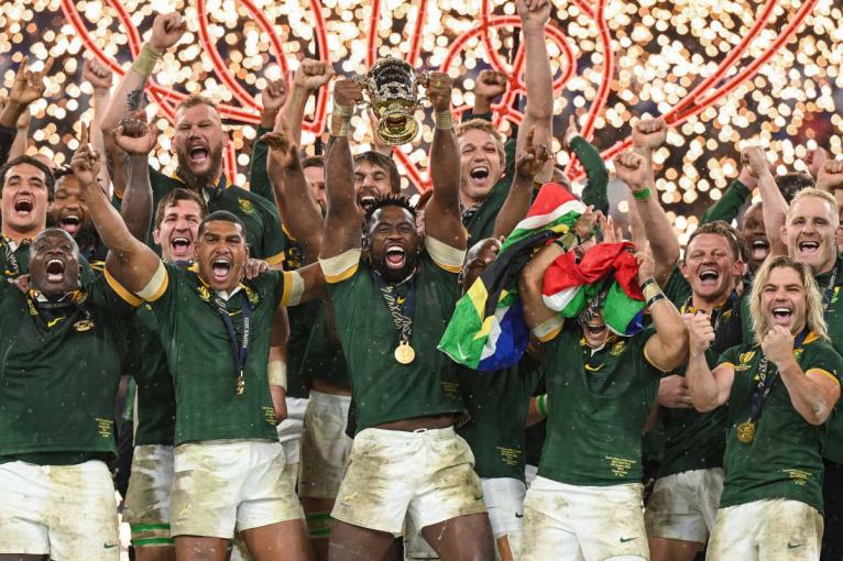 Siya Kolisi lifts RWC trophy