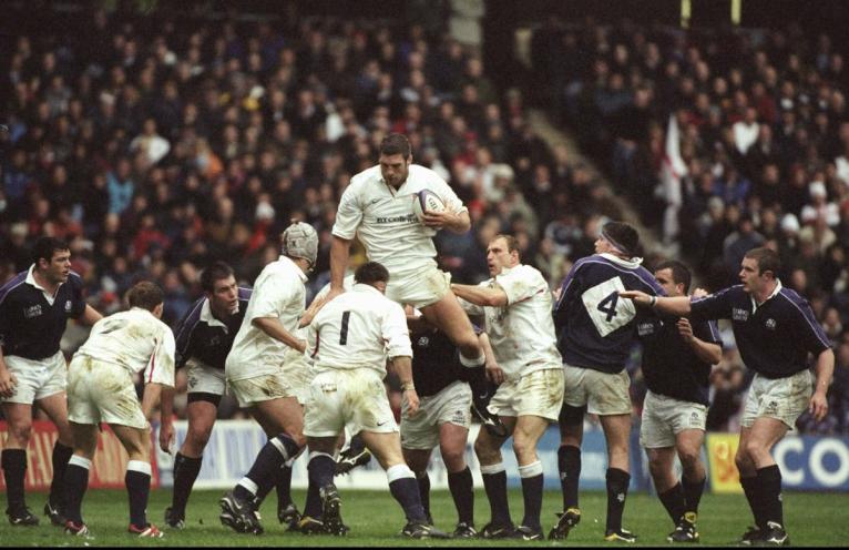 Simon Shaw takes a lineout