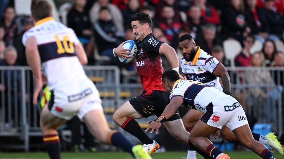 Highlanders and Crusaders players in a lineout
