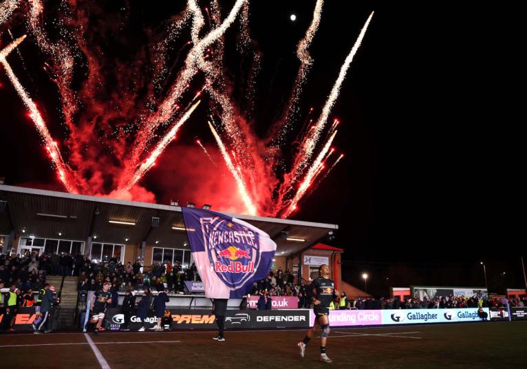 Elliott Obatoyinbo runs out to fireworks at Kingston Park