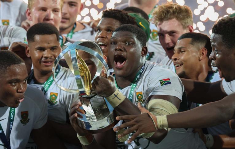 Bathobele Hlekani lifts the World U20 Championship trophy