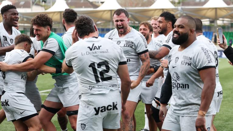 Players of RC Toulon celebrate after the team's victory in the Investec Champions Cup match between Glasgow Warriors and RC Toulon