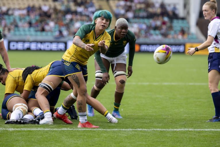 Luiza Gonzalez da Costa Campos passes the ball for Brazil during the Women's Rugby World Cup 2025 Pool D match between <a href=
