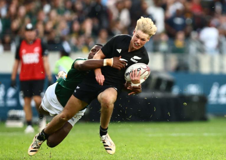 Vusi Moyo tackles Logan Williams
