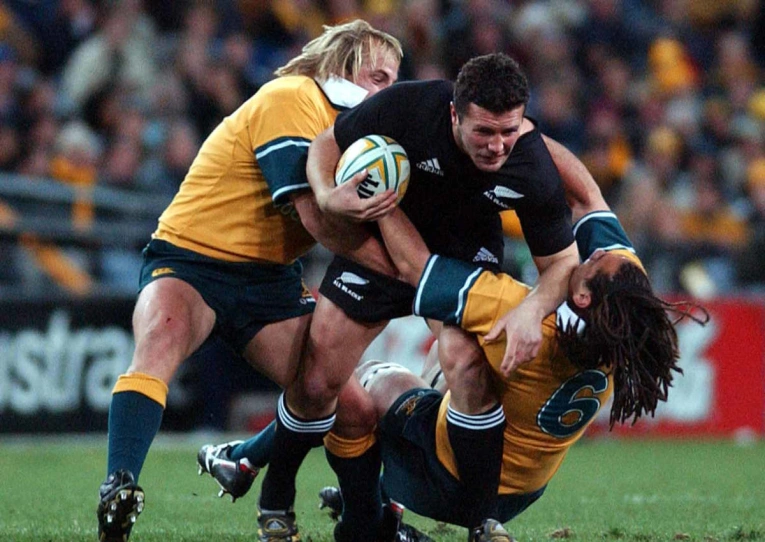 Phil Waugh and George Smith tackle Aaron Mauger
