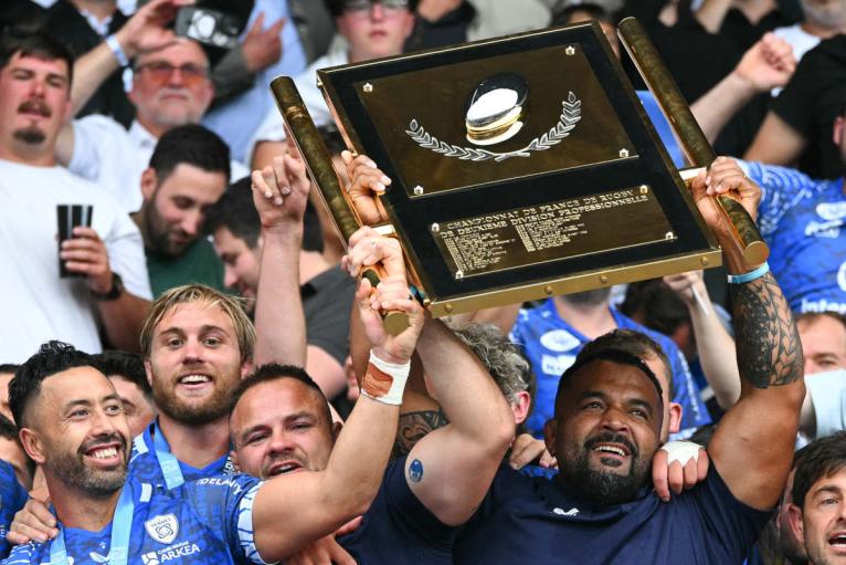 Vannes celebrate with the ProD2 champions' trophy