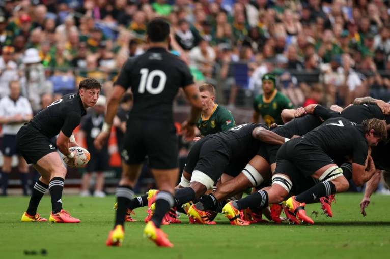 Cam Roigard prepares to pass to Richie Mo'unga
