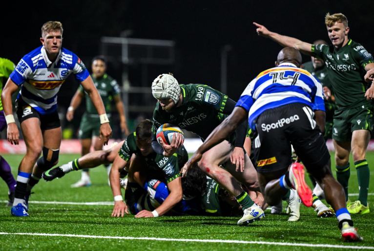 Mack Hansen scores a try for Connacht against Stormers