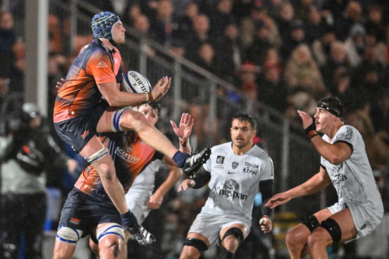 Liam McConnell catches a high ball against Toulon
