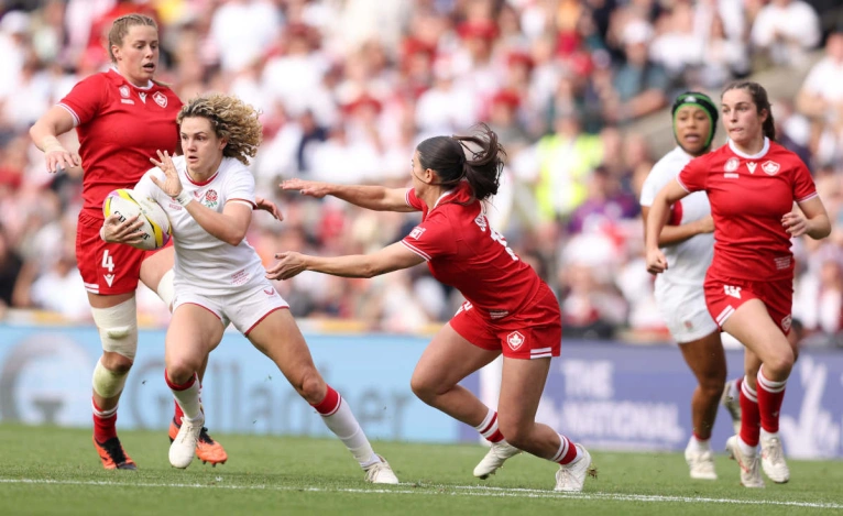 Ellie Kildunne takes on Canada's defence