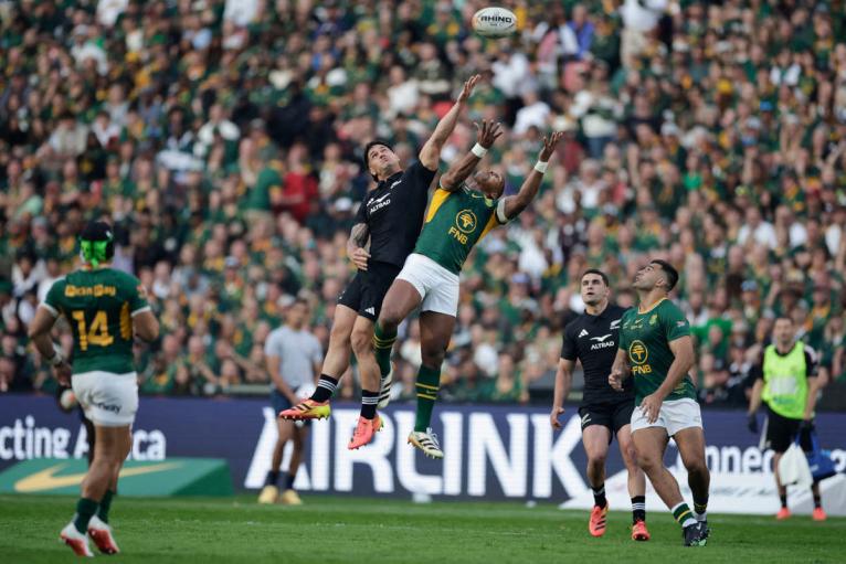 Damian Willemse catches the ball ahead of Quinn Tupaea