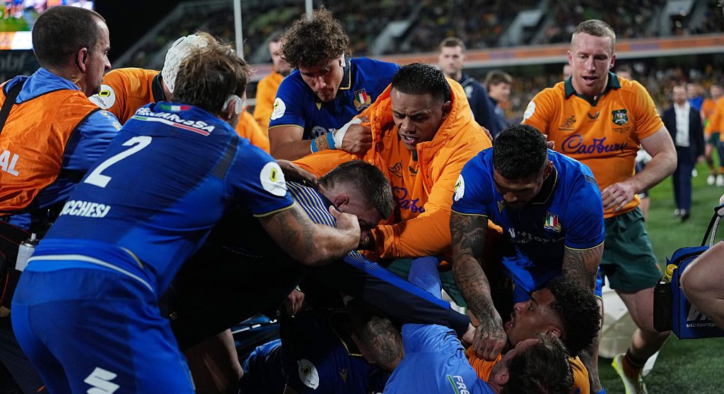 Late red card for Saracen as Australia snap losing streak with big win over Italy